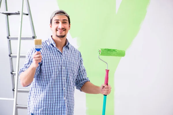 Joven pintor haciendo renovación en casa — Foto de Stock