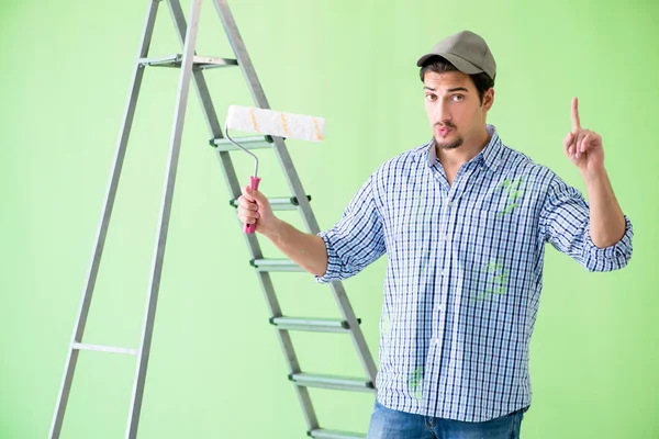 Mladý malíř dělá rekonstrukci doma — Stock fotografie