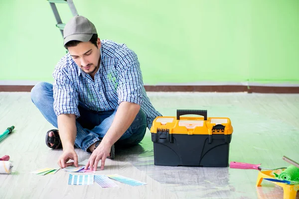 Genç adam evini yeniliyor. 