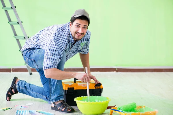 家の改装をしてる若い男 — ストック写真