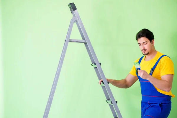 Jovem pintor fazendo renovação em casa — Fotografia de Stock