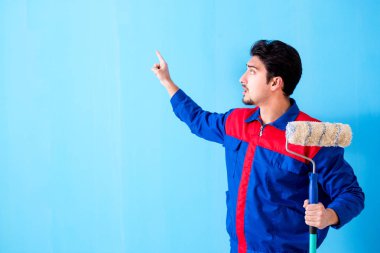 Genç ressam evde tadilat yapıyor. 