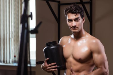 Spor salonunda besin takviyesi olan bir adam.