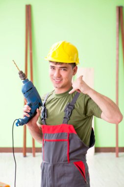 Atölyede çalışan genç bir marangoz. 