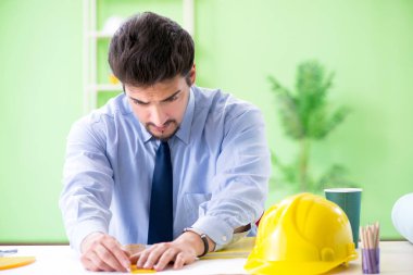 Projede çalışan genç erkek mimar.