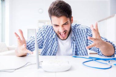 Hayal kırıklığına uğramış genç adam internetin zayıf çekmesi yüzünden