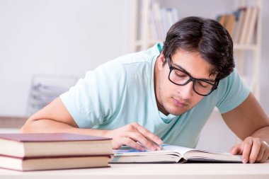 Genç yakışıklı öğrenci okul sınavlarına hazırlanıyor.