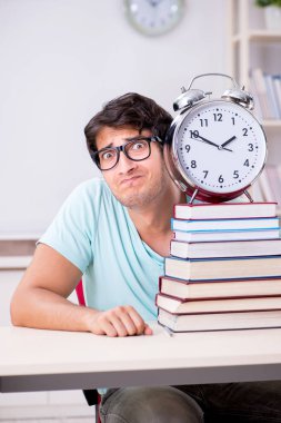 Genç yakışıklı öğrenci okul sınavlarına hazırlanıyor.