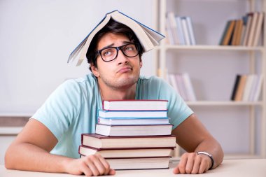 Genç yakışıklı öğrenci okul sınavlarına hazırlanıyor.