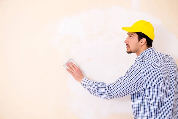 Contratista Joven Lijando Pared Con Papel Lija — Foto de Stock