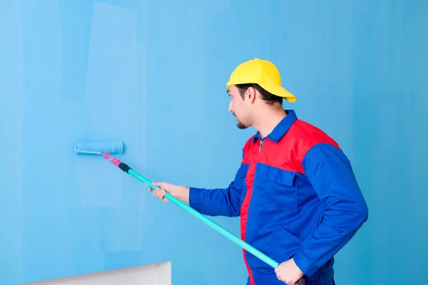 Jovem pintor fazendo renovação em casa — Fotografia de Stock