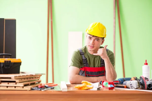 Junger Tischler arbeitet in Werkstatt — Stockfoto