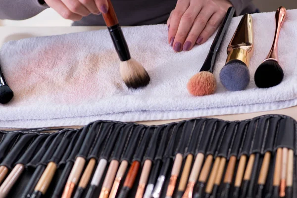 Make-up kunstenaar voorbereiding borstels voor het werk — Stockfoto