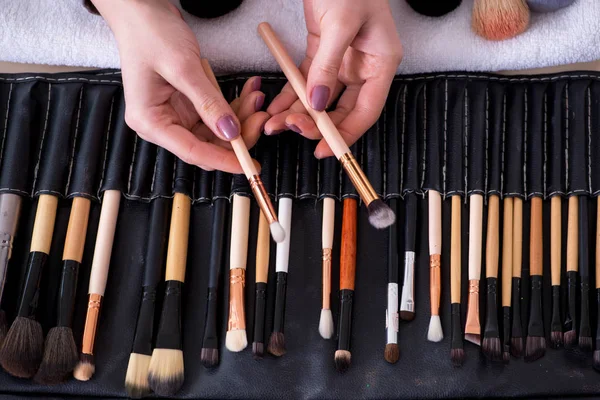 Make-up kunstenaar voorbereiding borstels voor het werk — Stockfoto