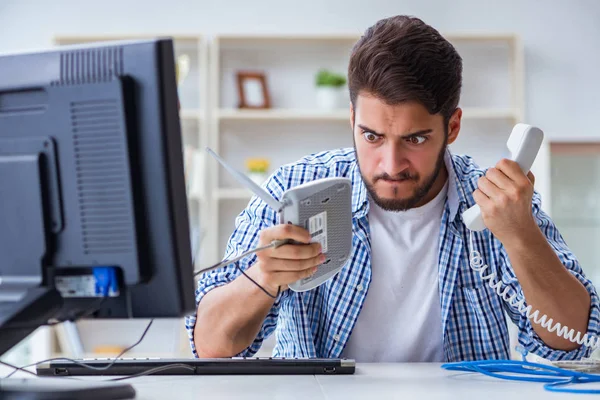 Frustrovaný mladý muž kvůli slabé internetové recepci — Stock fotografie