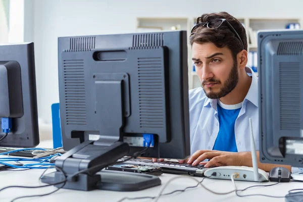 Técnico de TI mirando el equipo de TI — Foto de Stock