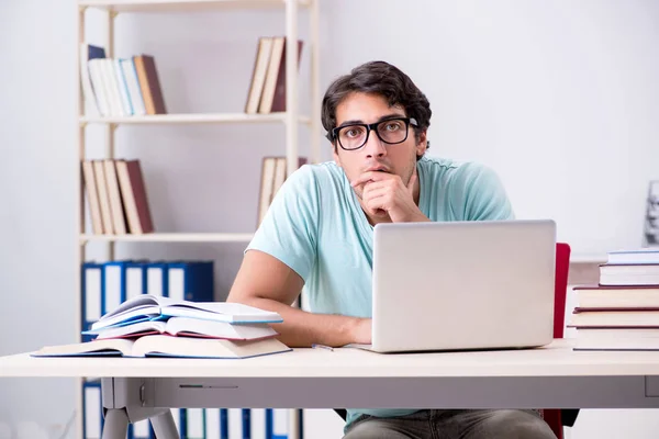 Joven estudiante en concepto de tele-aprendizaje — Foto de Stock