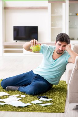 Genç adam kişisel finans ve faturalarla boğuşuyor.