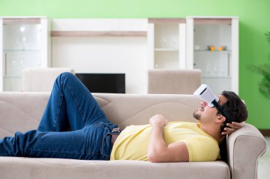 Sanal gerçeklik gözlüklü genç adam.