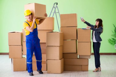 Kadın patron ve erkek müteahhit kutu teslimatında çalışıyor.