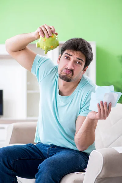 Jonge man worstelt met persoonlijke financiën en rekeningen — Stockfoto