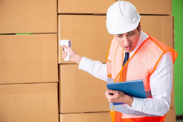 Man contractor working in box delivery relocation service — Stock Photo, Image