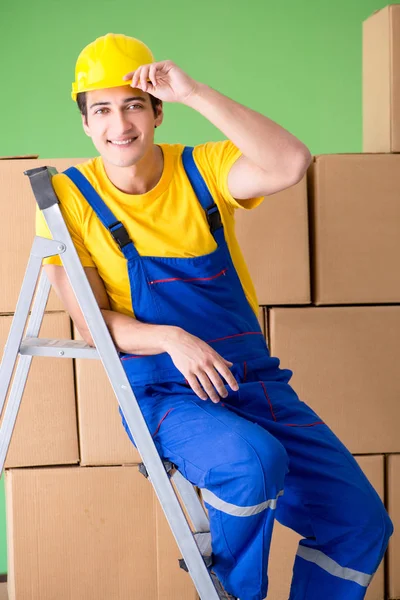 Hombre contratista trabajando con cajas de entrega — Foto de Stock