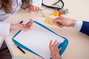 Rutin kontroller için doktoru ziyaret eden bir adam.