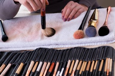 Makyaj sanatçısı fırçaları işe hazırlıyor
