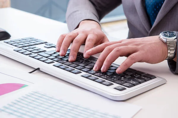 Finanças profissional trabalhando no teclado com relatórios — Fotografia de Stock