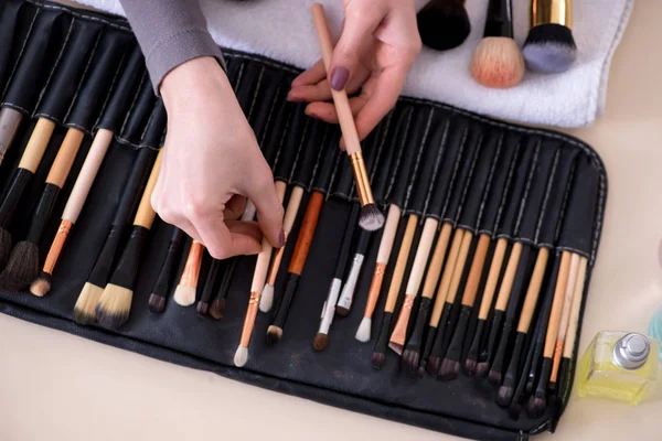 Make-up kunstenaar voorbereiding borstels voor het werk — Stockfoto