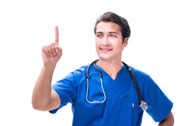 Genç erkek doktor beyaz düğmelere basıyor.