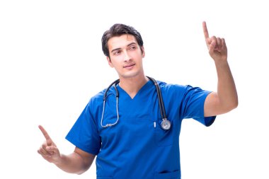 Genç erkek doktor beyaz düğmelere basıyor.