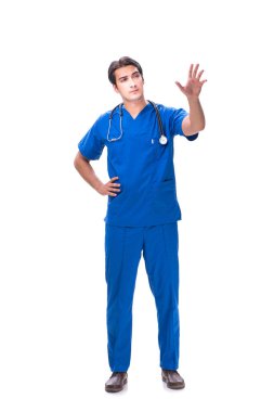 Genç erkek doktor beyaz düğmelere basıyor.