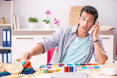 Atölyesinde çalışan yakışıklı bir terzi.