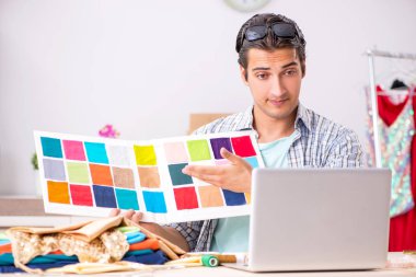 Atölyesinde çalışan yakışıklı bir terzi.