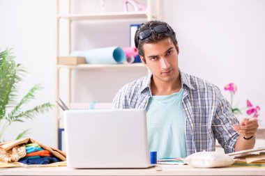 Atölyesinde çalışan yakışıklı bir terzi.