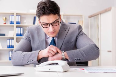 İş adamı önemli bir telefon bekliyor.