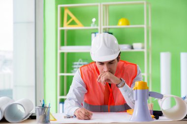 Adam mimar proje üzerinde çalışıyor.