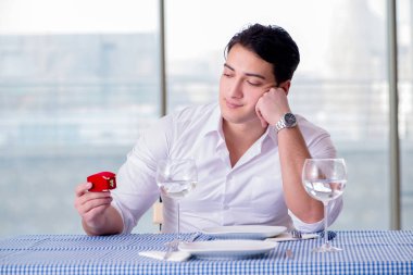 Yakışıklı, yalnız bir adam. RestarAunt 'da randevuda.