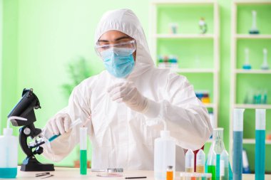 Laboratuvarda yeni bir deney üzerinde çalışan kimyager.