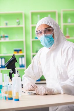 Laboratuvarda yeni bir deney üzerinde çalışan kimyager.
