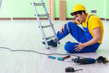 İş yerinde yaralı bir işçi var.