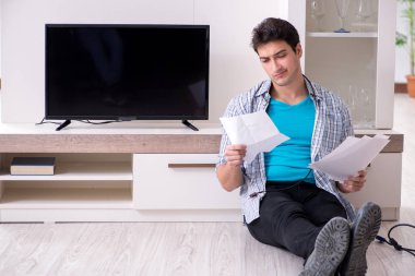 Bozuk televizyonu tamir etmeye çalışan adam
