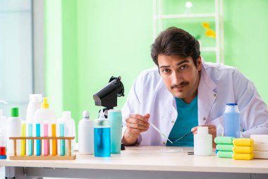 Laboratuvarda sabun test eden bir kimyager.