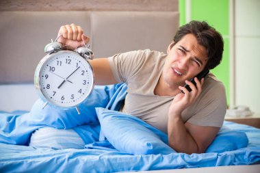 Uykusuzluk çeken bir adam.