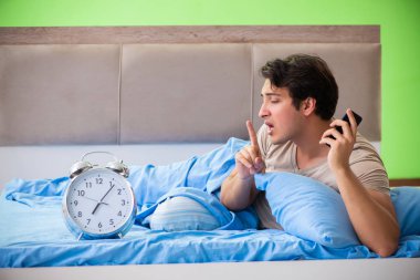 Uykusuzluk çeken bir adam.