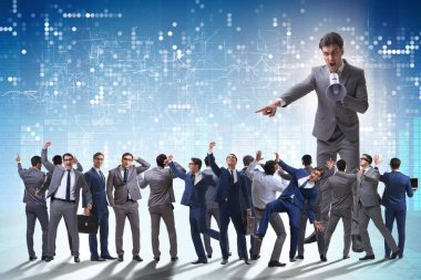 Hoparlörle bağıran kızgın patron kavramı.