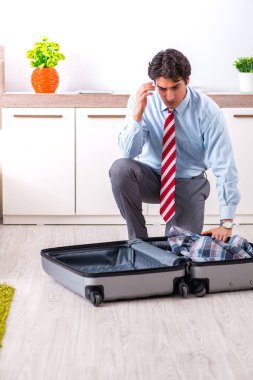 Genç yakışıklı iş adamı yolculuğa hazırlanıyor.