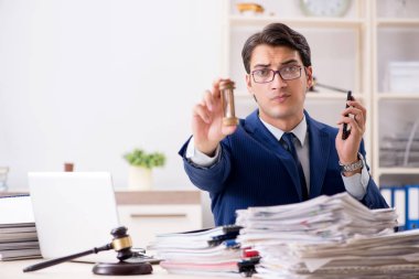 Mahkemede çalışan yakışıklı bir yargıç.